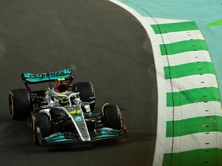 Lewis Hamilton admite que os problemas que assolaram a Mercedes durante a primeira corrida de Fórmula 1 da temporada no último fim de semana não mudaram depois que ele garantiu o 10º lugar no Grande Prêmio da Arábia Saudita do domingo.