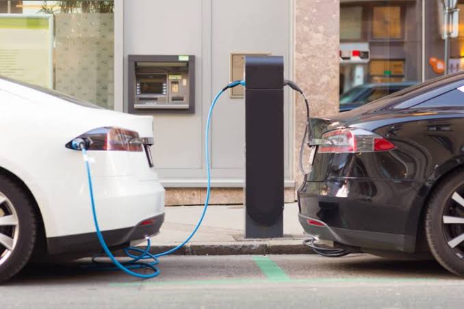 Qual é a diferença de custo entre um carro elétrico e a gasolina?