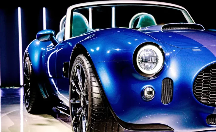 AC Cobra GT Roadster com corpo em carbono e motor V8