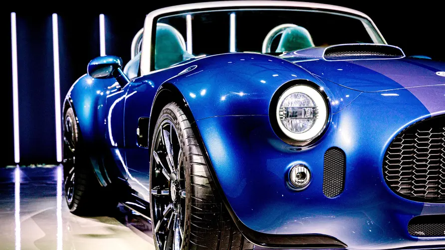 AC Cobra GT Roadster com corpo em carbono e motor V8