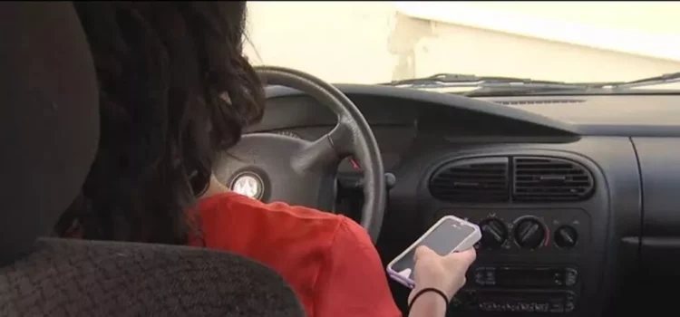 Nova lei de Michigan torna ilegal segurar o telefone enquanto dirige
