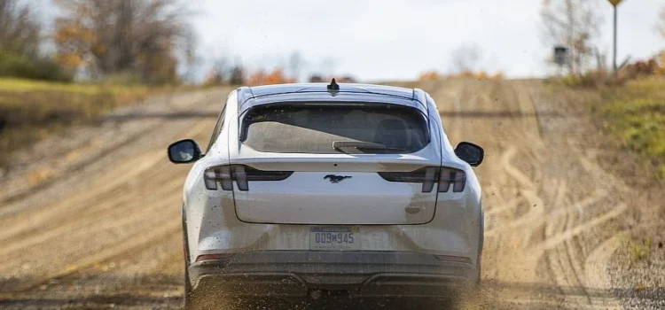 Ford apresenta nova versão de desempenho do Mustang Mach-E